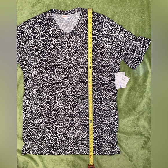 🔲LULAROE Black & White Animal Print Top "DEVIN" size Large - Picture 4 of 7